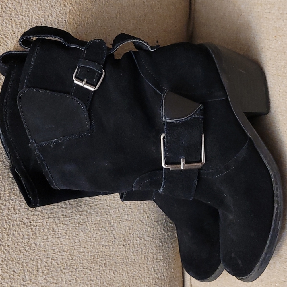 #43) Black Boots